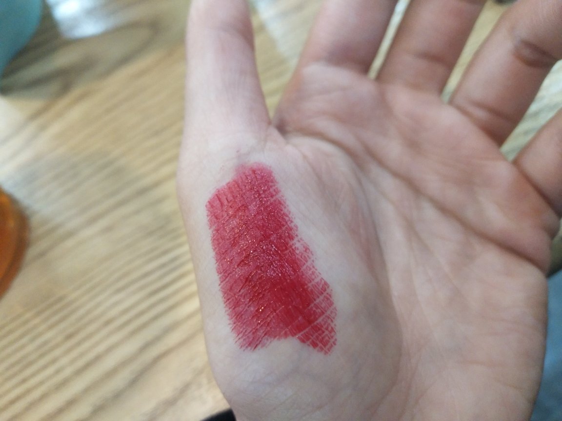 包装一般没有想象的好包装简单,味道有点淡淡的香味,涂上去还算滋润!总之还算可以吧!图片是原相机拍摄,无滤镜。颜色还可以,但是相机和肉眼看到的还是有点色差
