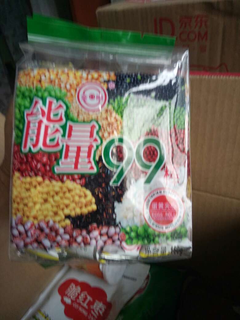 一次买了好多吃的,火腿肠 点心 方便面!超多零食!