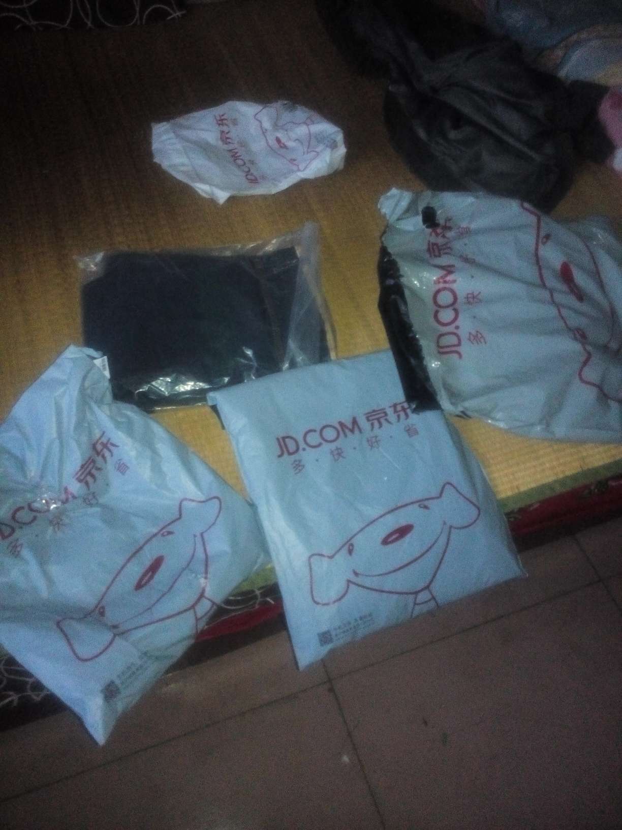 活动价格加金豆,真的很划算,试穿了一下,很合身,非常满意。