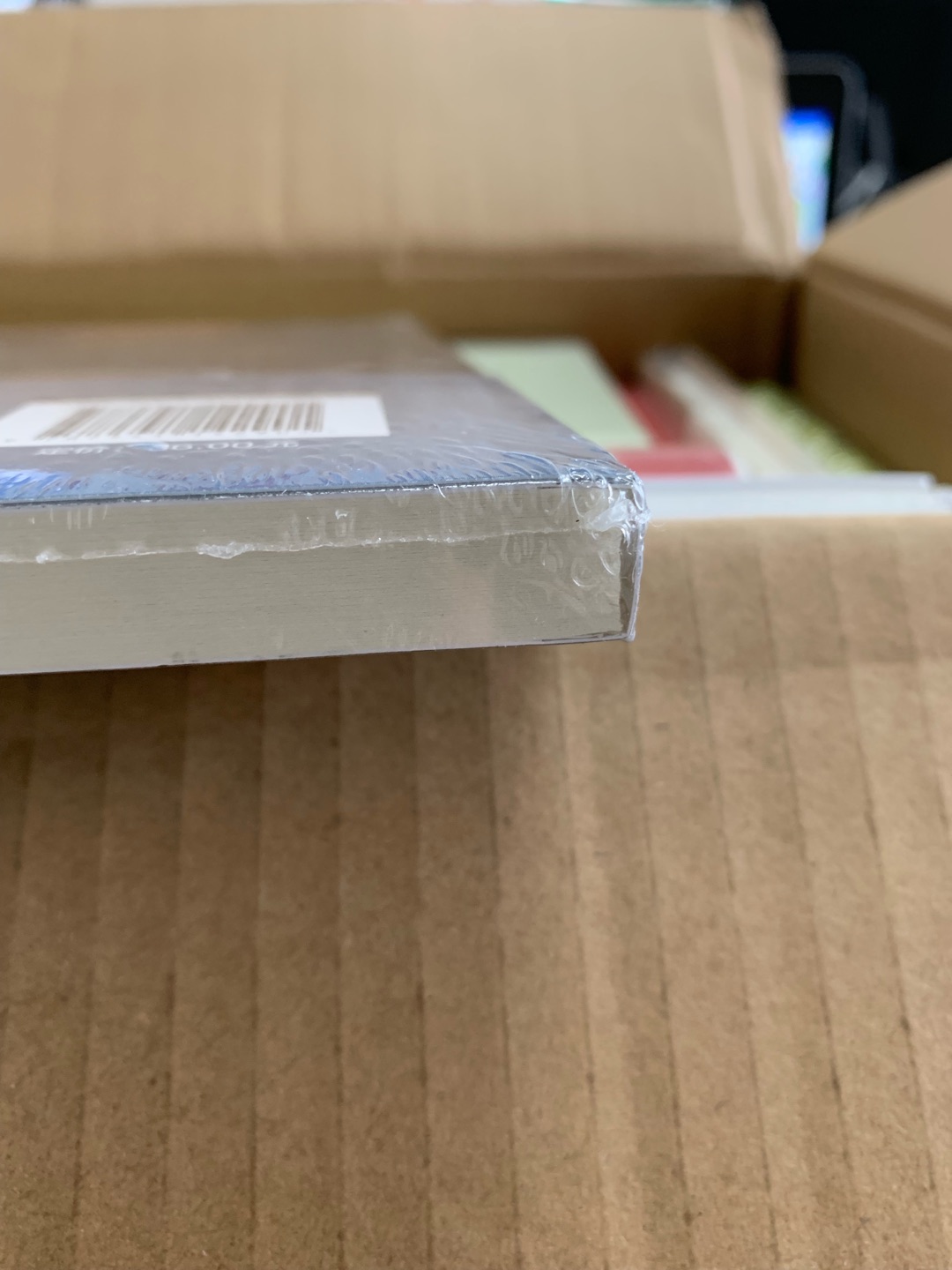 邮包包装不错,商品有塑料膜保护,还未撕去,所以纸质尚无法查验,之后如果有不好的,我会补评。小小一本,软壳。