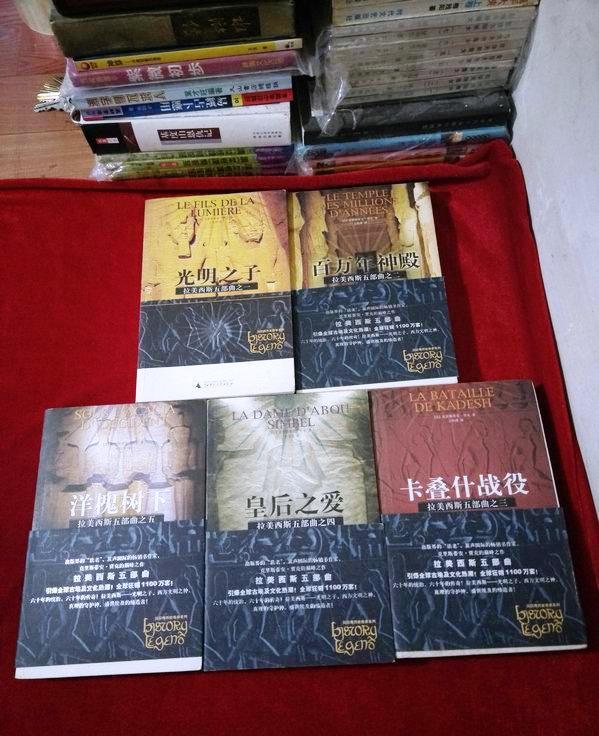 书是正版,而且比书店便宜,也非常喜欢,就是外包装实在太差了,简直差的无法比喻了,转个纸壳箱就那么难吗?总是在快递过程中损坏,可惜那些精美的精装书了