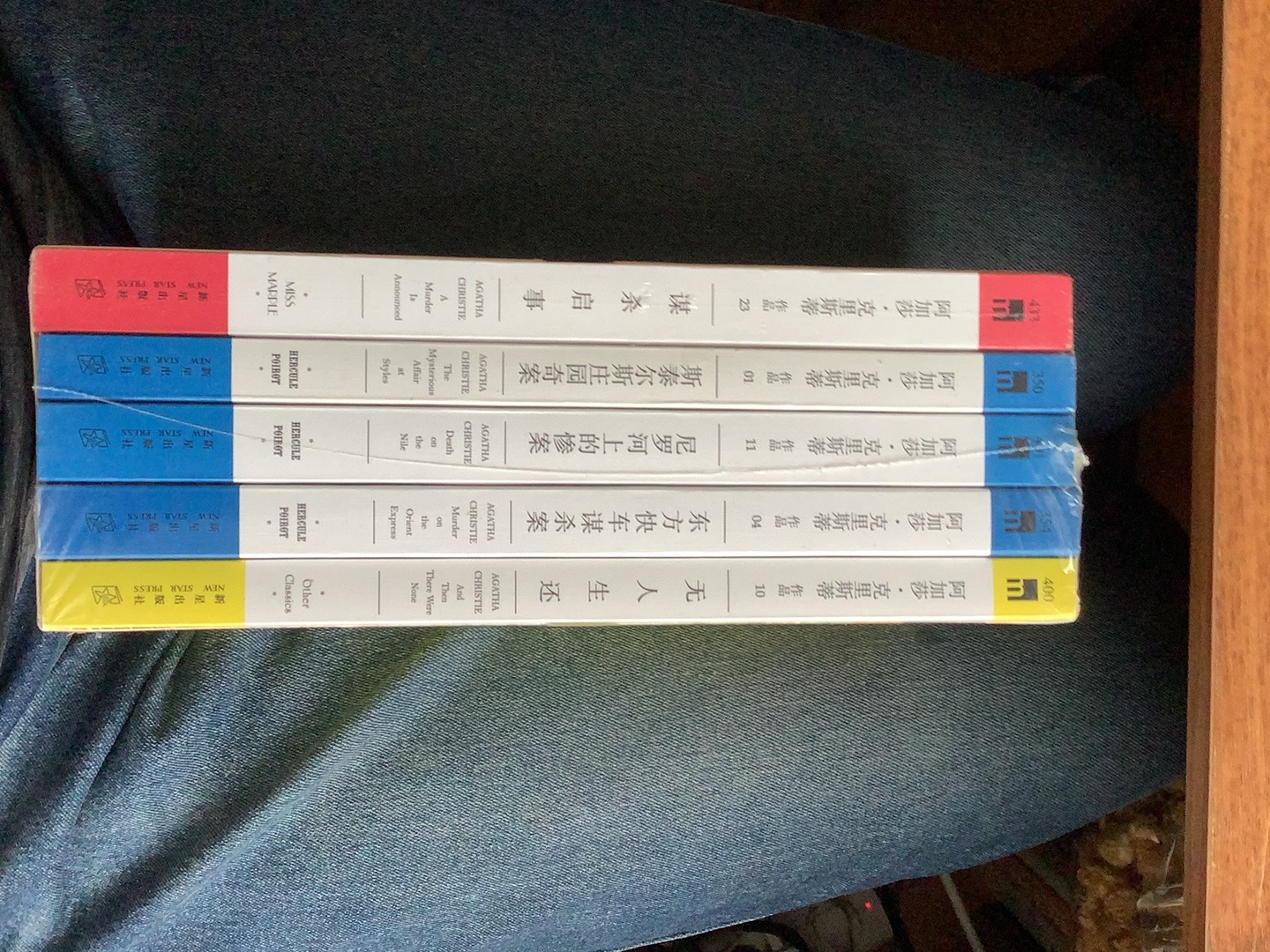 关注很久这个精选集了,很长时间一直没货,还一直不打折。这次满100减50果断入手了,之前看过阿加莎的死亡草和尼罗河上的血案,就想要看看阿加莎的其它书了。书有点多,慢慢看吧!