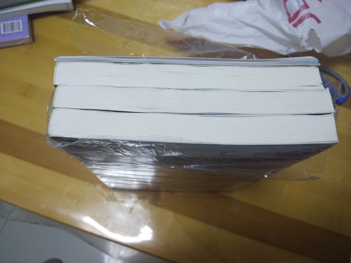 书的质量还可以,薄厚不说了。收的快递那一刻我只有俩个字想说,呵呵!外边破损了,书都脏了。就一个塑料袋装着,你是要闹哪样?