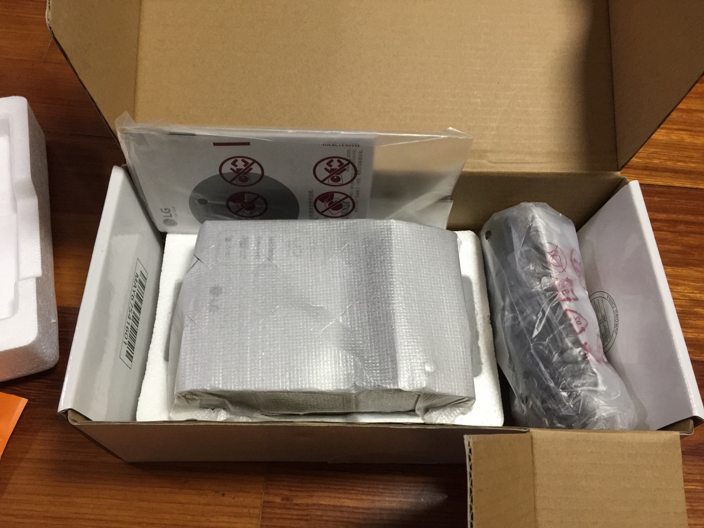 很不错,打开的时候,就觉得没选错,外观设计亮眼,超近距离投射也非常方便,甚至感觉稍微拿远点屏幕投射就太大了。之前买的幕布挂着有些不平整,近距离投射就很明显的有起伏感,还得想想办法。聚焦的调整环和其它epson之类的相比,调整机契很小,调整的时候不是很方便,很容易调整过头。投射效果还是相当不错的,优惠价格入手相对来说还是划算的