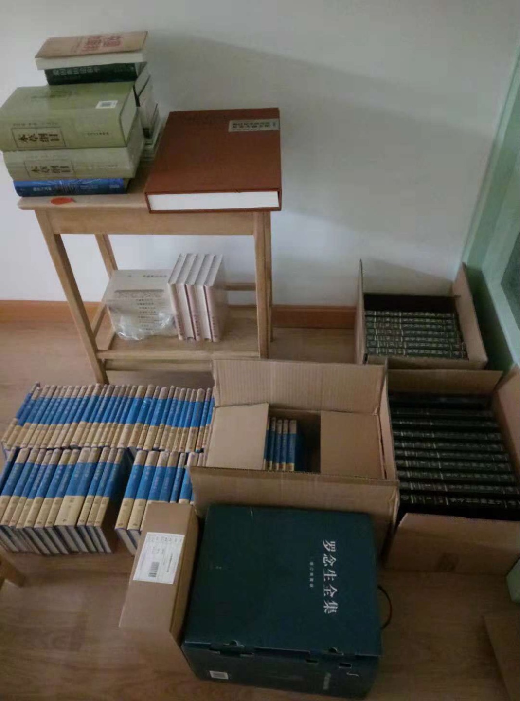 我是个热爱读书滴人儿哈哈哈哈哈哈,家里有两个书房……图书都非常精美,简直爱不释手,**可餐,120个6???就是赶上双十一,收到的书很多都是坏的,还好客服态度好也都给换新了?