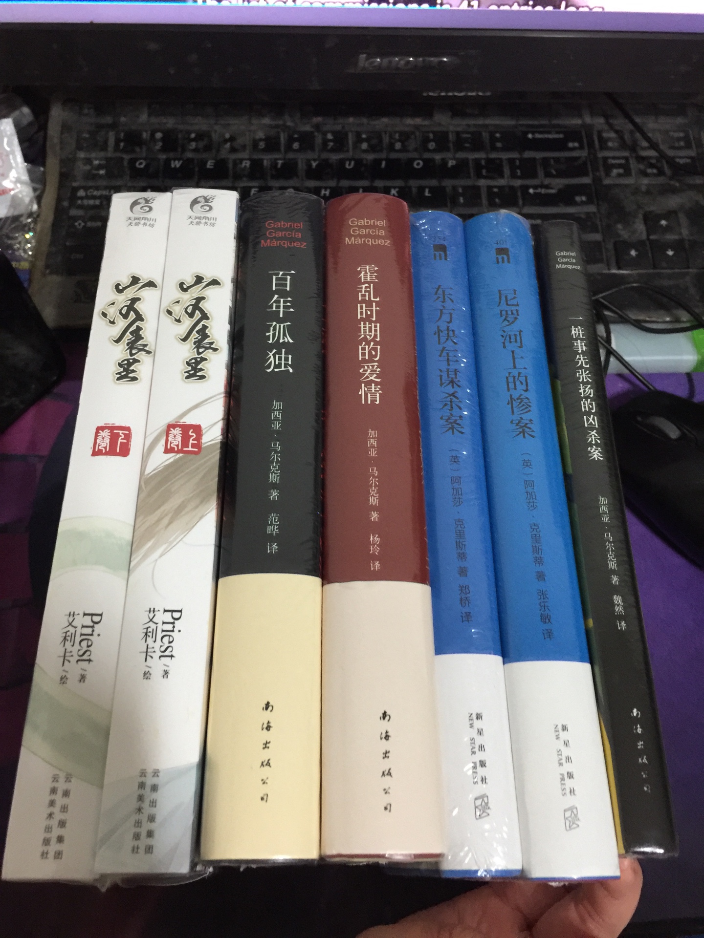 在买书啊,只要老老实实用纸盒或者装书专用得气泡袋子包装就没问题,但凡只用个塑料袋套了就发了,大多就是撞的破破烂烂,希望以后能一直注重包装吧