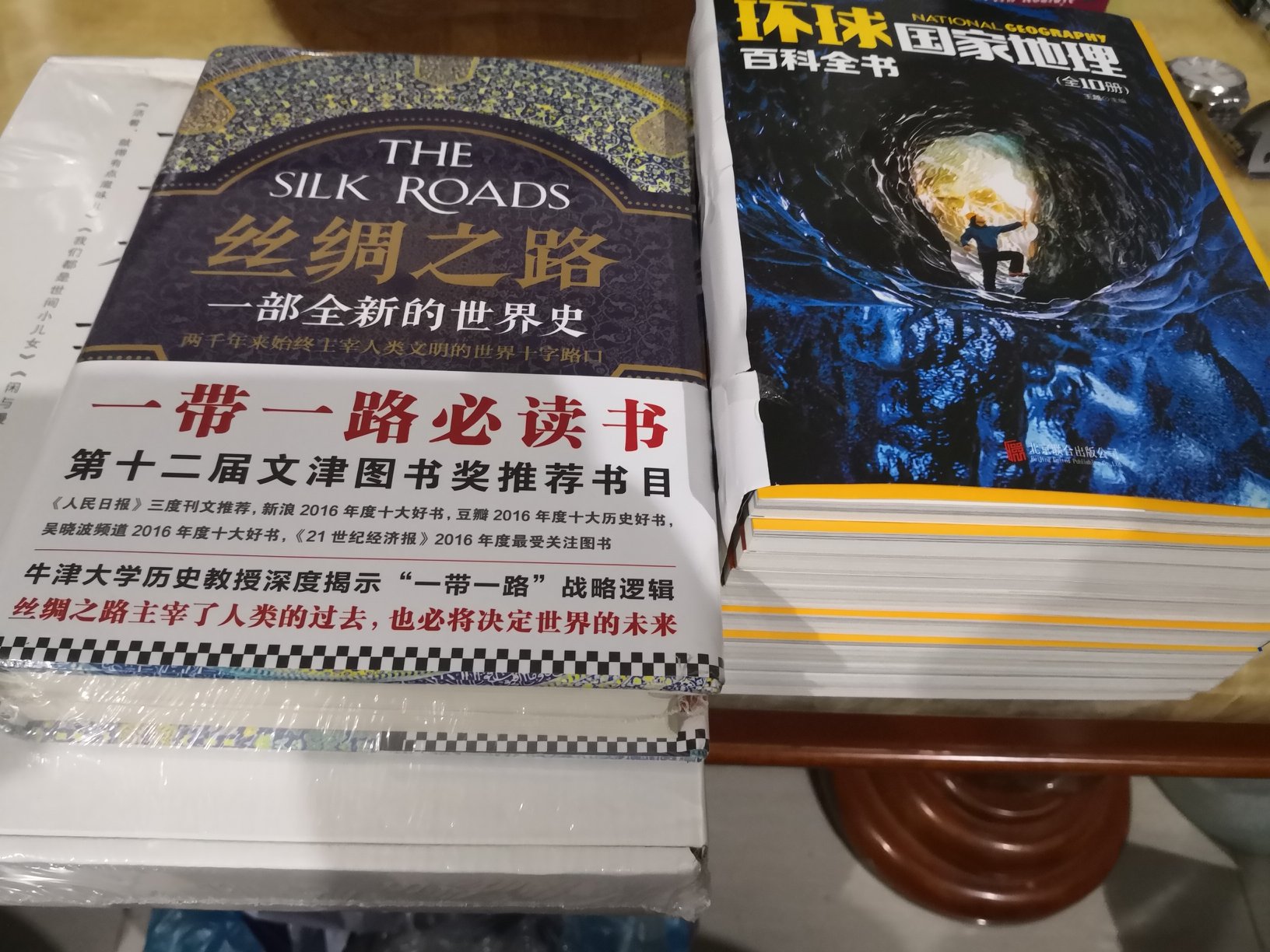 双十一活动买的,还是比较实惠,薄薄的的十本,彩色插图,不过不太清晰,是不是正版不清楚,印刷装帧质量一般,新书的书香气浓郁,还满意。内容还没看,有时间再慢慢欣赏,满意吧!!!
