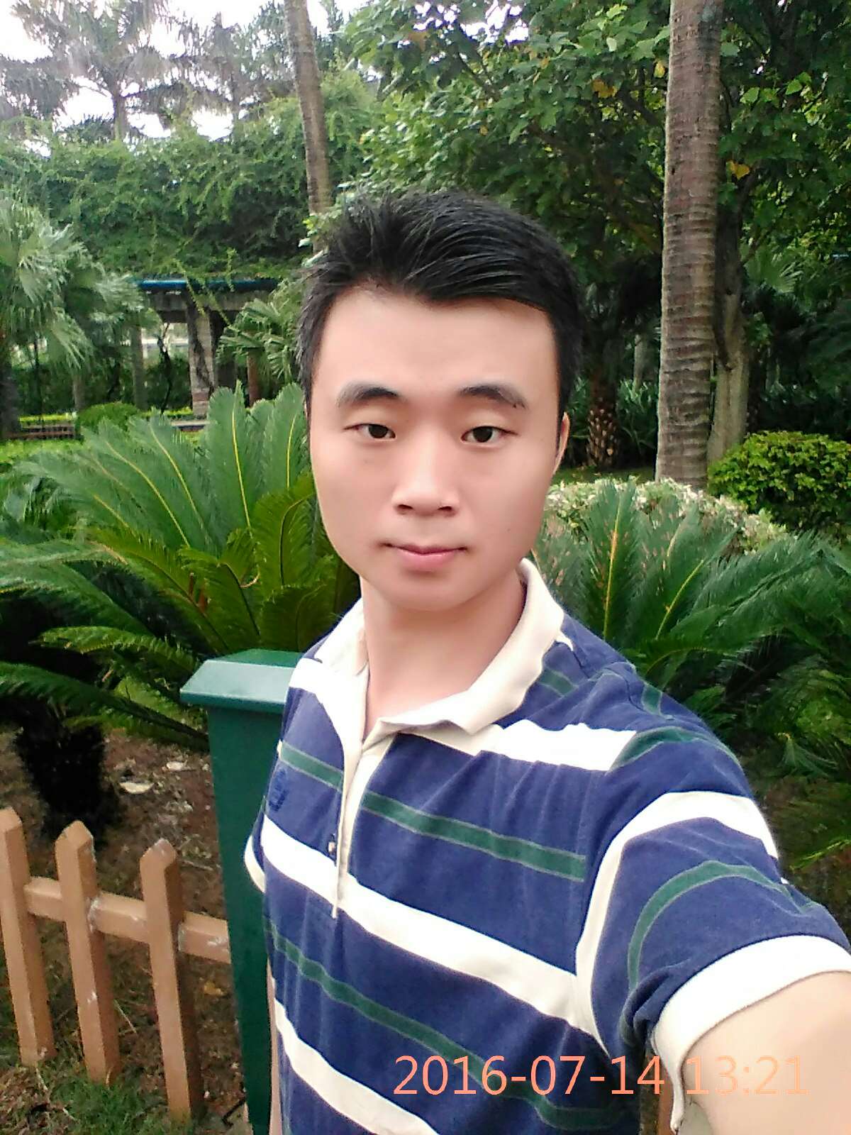 衣服质量不怎么样,送货挺快的,照相出来还可以!