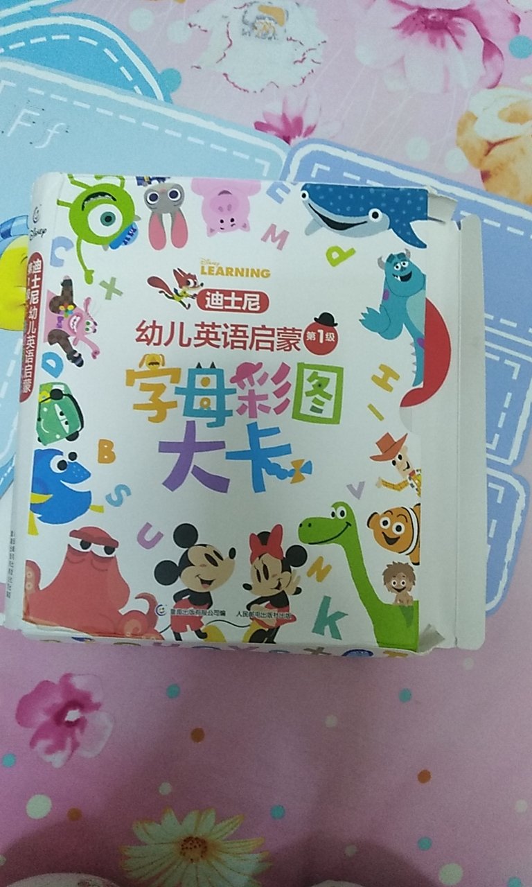 很适合启蒙的字母大卡,正面是很大张彩色的字母形状,背面是本字母开头的相关英文单词。其中很多关于迪士尼的卡通图像。家中小宝不到一周岁,很喜欢拿来看。大宝不到四周岁,拿来学字母,看单词,也很有兴趣。