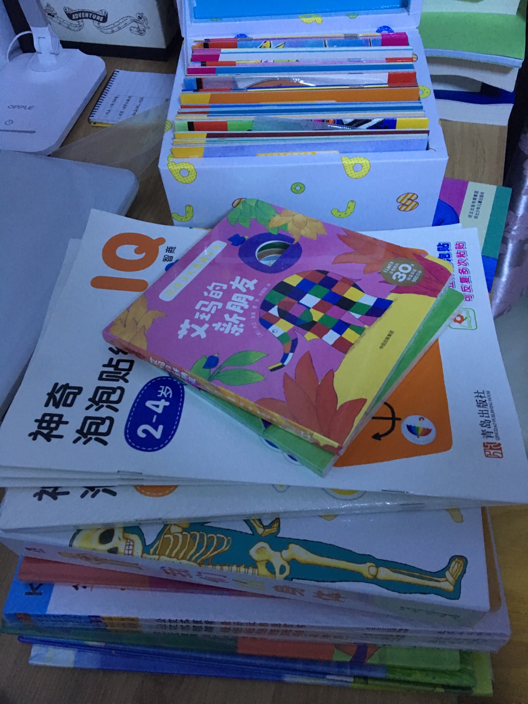 我是我们村第一个网购的人。我们这里大部分人都用小灵通,只有村长家有一部智能手机。当听说我要网购的时候,整个村子都震惊了,村长跑到我家对我爸说你儿子是不是疯了,媳妇也和我闹离婚这日子还过不过了,面对着重重的压力,我还是选择了在上网购,我相信这半年的工资不会白花。终于快递小哥穿着那红色的制服出现了, 小哥就像下达圣旨部智能手机。当听说我要网购的时候,整个村子都震惊了,村长跑到我家对我爸说你儿子是不是疯了也和我闹离婚这日子还过不过了,面对着重重的压力,我还是选择了在小哥泛着泪花眼神的注视下,我颤抖着打开包裹,那一刹那我感觉我的眼瞎了。啊哦my god!此物只应天上来