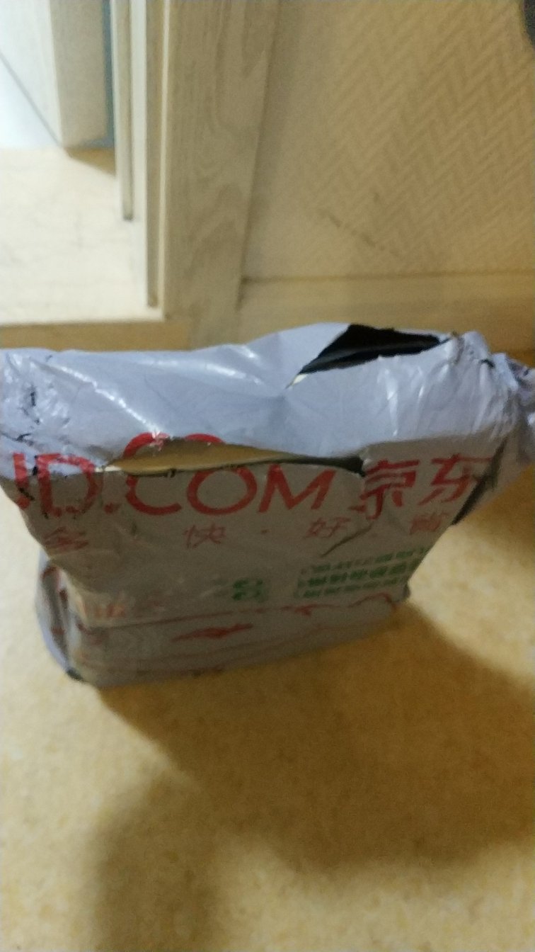 东西居然一个薄薄的塑料袋就邮出来了,问快递员回答,我不知道!给过我就跑,我也是无语了。最近连续出问题,作为会员明年绝不会续费的。最后的纸壳箱是在另一个公司买书的包装!!!对比下。