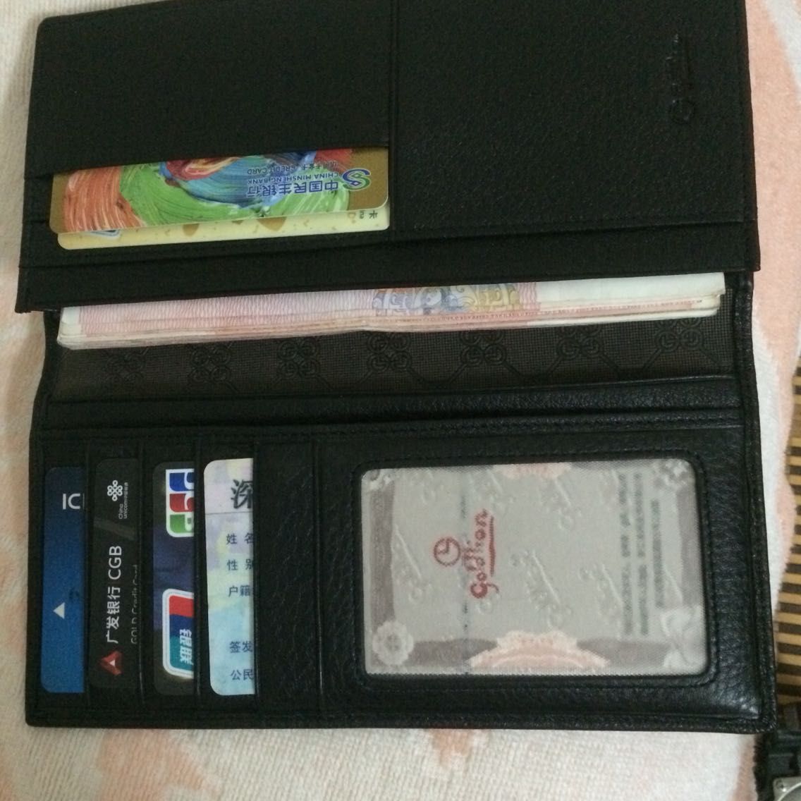 不错,手感挺好,便宜,就是样式没什么亮点