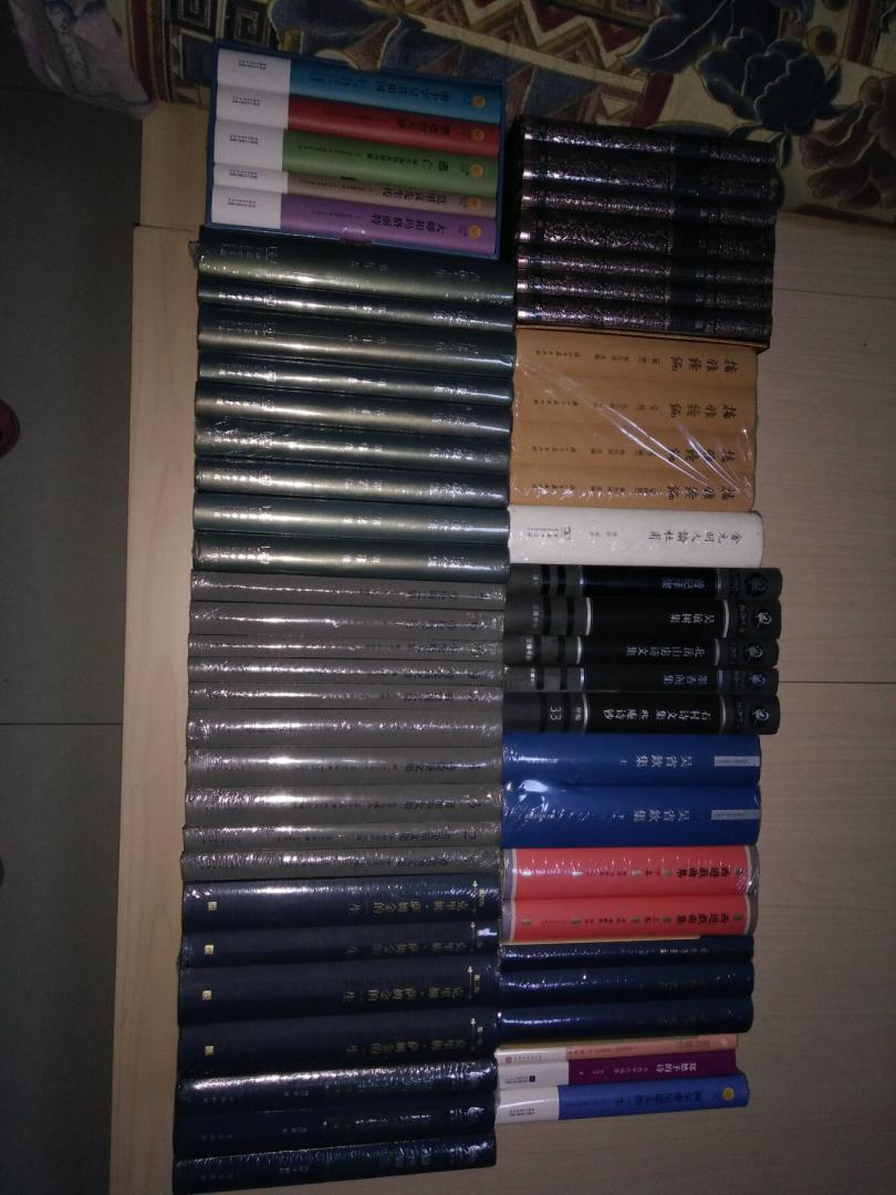 书是大32开精装,纸质和排版都不错,人民文学的东西可以放心收入