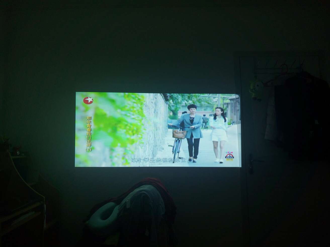 比想象的好,这个价位应该算不错的了,晚上卧室里开灯看很清楚。
