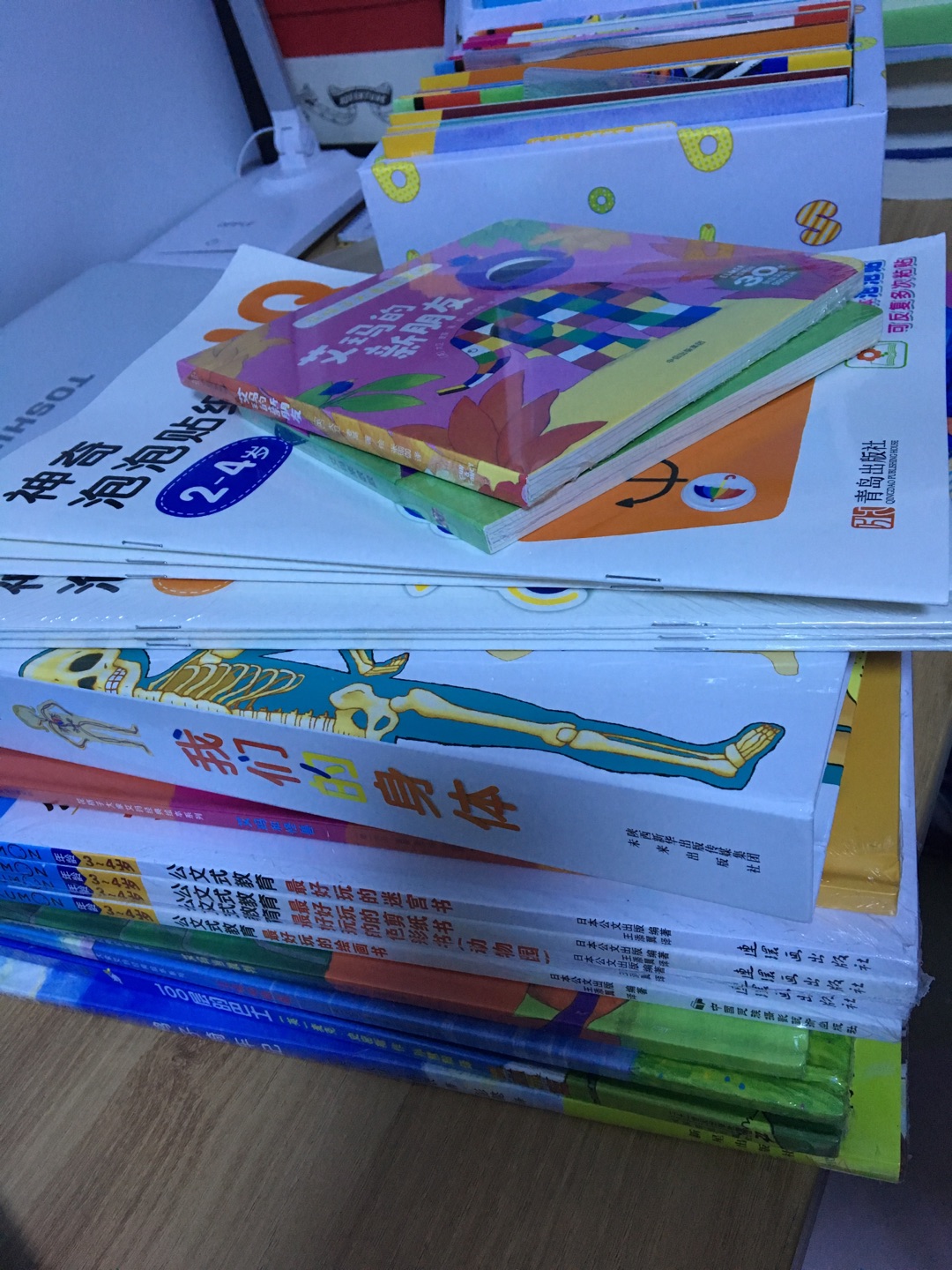 我是我们村第一个网购的人。我们这里大部分人都用小灵通,只有村长家有一部智能手机。当听说我要网购的时候,整个村子都震惊了,村长跑到我家对我爸说你儿子是不是疯了,媳妇也和我闹离婚这日子还过不过了,面对着重重的压力,我还是选择了在上网购,我相信这半年的工资不会白花。终于快递小哥穿着那红色的制服出现了, 小哥就像下达圣旨部智能手机。当听说我要网购的时候,整个村子都震惊了,村长跑到我家对我爸说你儿子是不是疯了也和我闹离婚这日子还过不过了,面对着重重的压力,我还是选择了在小哥泛着泪花眼神的注视下,我颤抖着打开包裹,那一刹那我感觉我的眼瞎了。啊哦my god!此物只应天上来