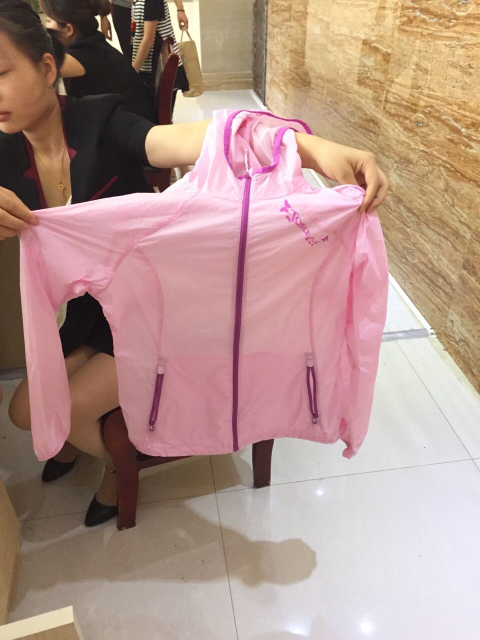 质量和样子是我想象中的,特别喜欢,到底是一份价钱一分货,之前买的九十八的回来一看就退了,这款衣服比较宽松点,穿着透气,也不显胖,我身高160体重118穿着感觉特别合适,
