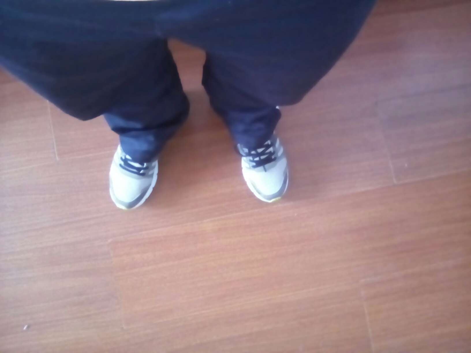 穿起来挺舒服,大小正好,快递大哥等我试完鞋才走,好评,物美价廉。。。