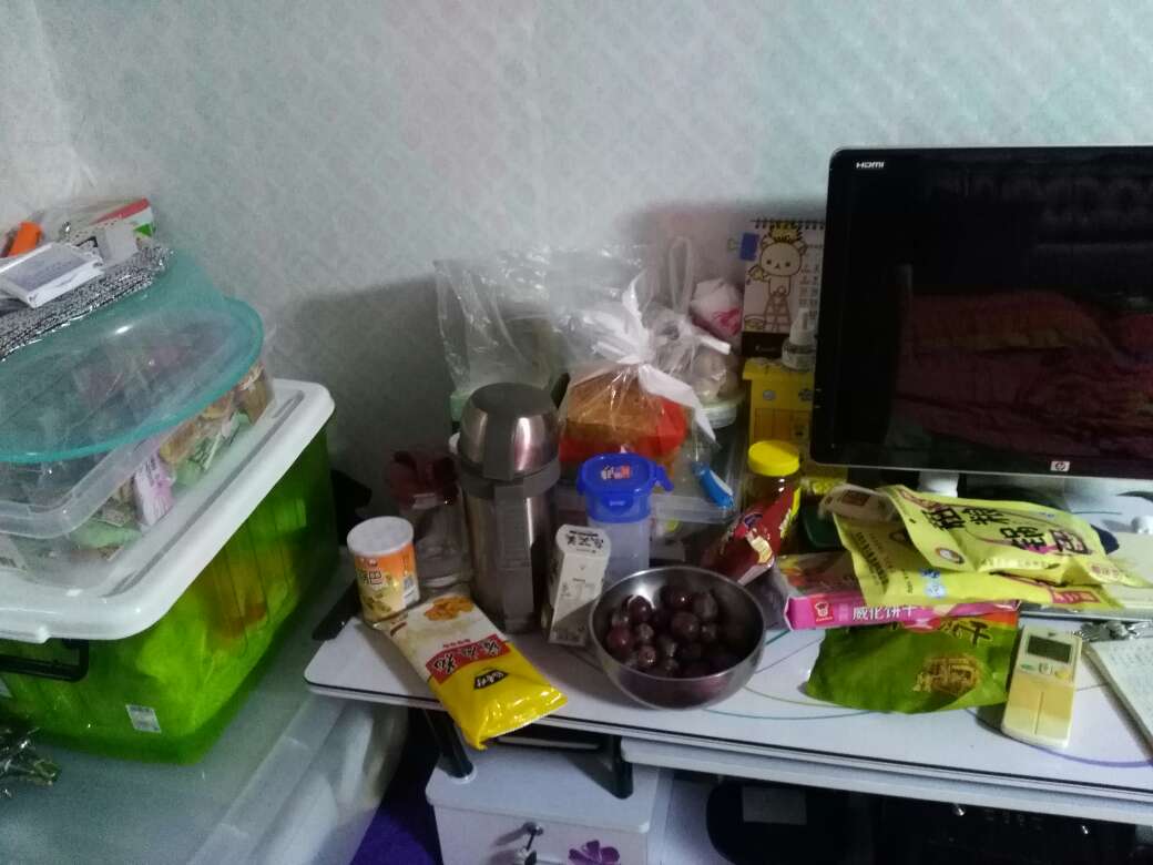 东西太好吃了,老婆嘴巴要不停了,吃吃吃