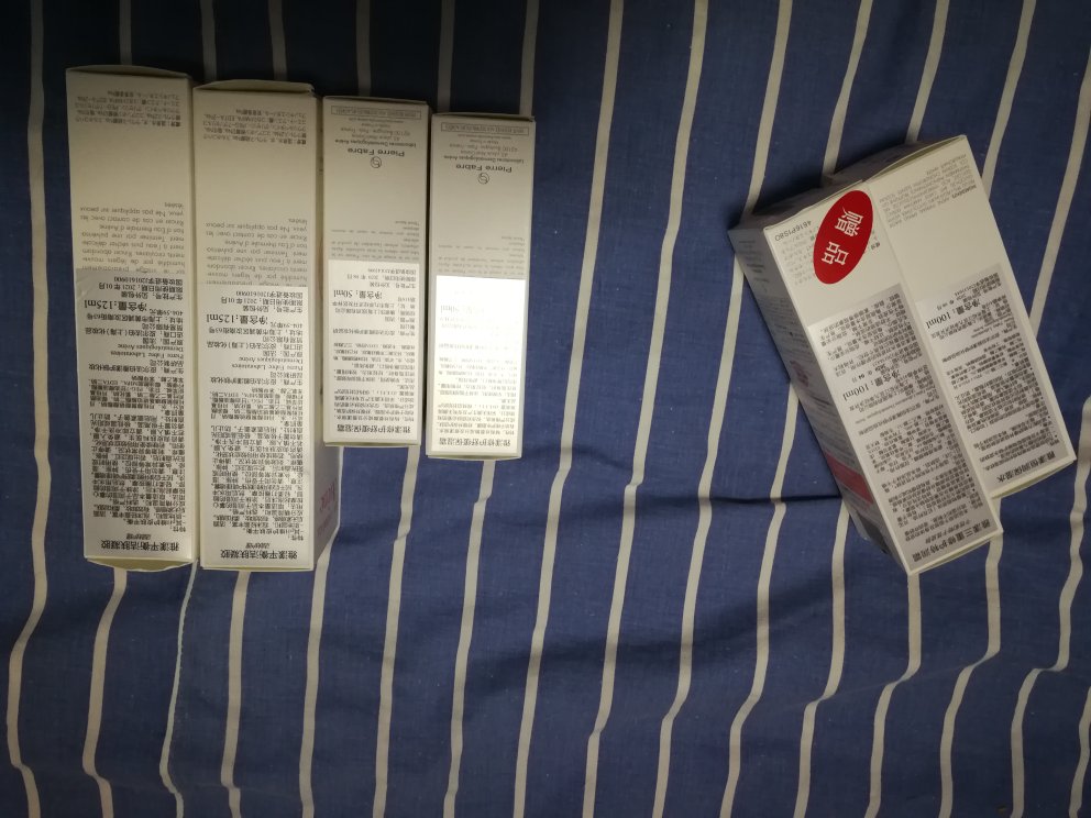 对比了**的价格,最后算下来还是更合算些,但是下手还是慢了些,有几款很快没货了,没买到,这个价格还不错,但是,今年清洁的洗面凝胶没有活动,有点小遗憾,洗脸的产品,个人感觉雅漾挺舒服,洗的也干净,产品的日期比较新,但是,赠品都是处于打开就能用的状态,没有塑封,请问大家的赠品也都是吗?