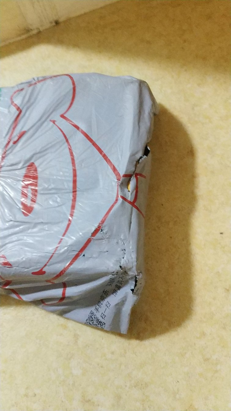 东西居然一个薄薄的塑料袋就邮出来了,问快递员回答,我不知道!给过我就跑,我也是无语了。最近连续出问题,作为会员明年绝不会续费的。最后的纸壳箱是在另一个公司买书的包装!!!对比下。