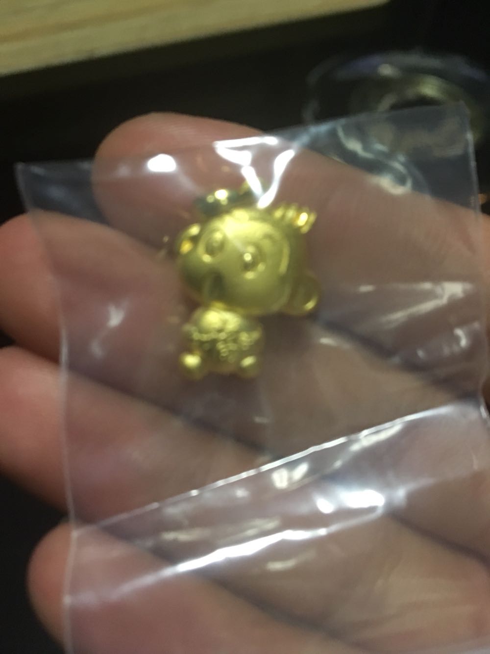 这次购物特别不满意 就三点 说好了是包邮 结果我取货还的给钱 本来不想给 后来想了想算了 。发票真假有待考证 ,也没有鉴定证书。 第三 ,猴子做工粗糙。色泽好差,看起来就是一假玩意儿,重量也不够,发票上是3.49克 ,我拿去金店称重才3.31克 少了0.1克多。 以后在也不会在上买金子, 宁愿去柜台上买,虽然贵点,但是放心实在。 多的也不说了 ,就这样了,仅此一次。 也是最后一次