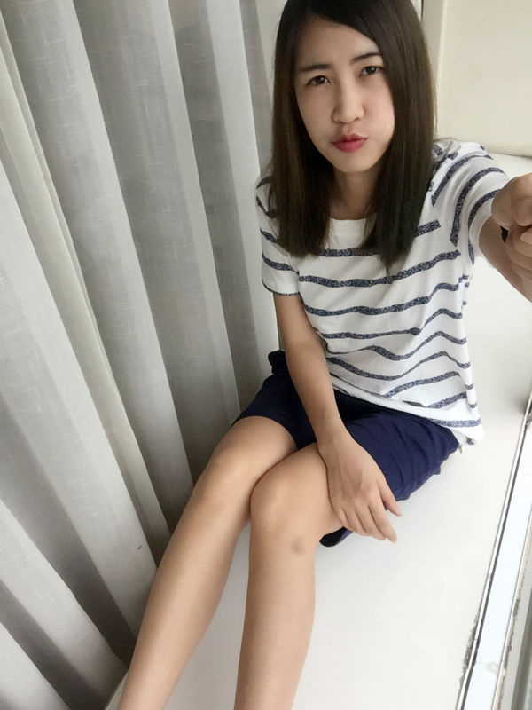 条纹款也是我的最爱。有一点点小文艺的感觉。带有那么一点点女神范。男友喜欢我穿这套居家服。大小合适。