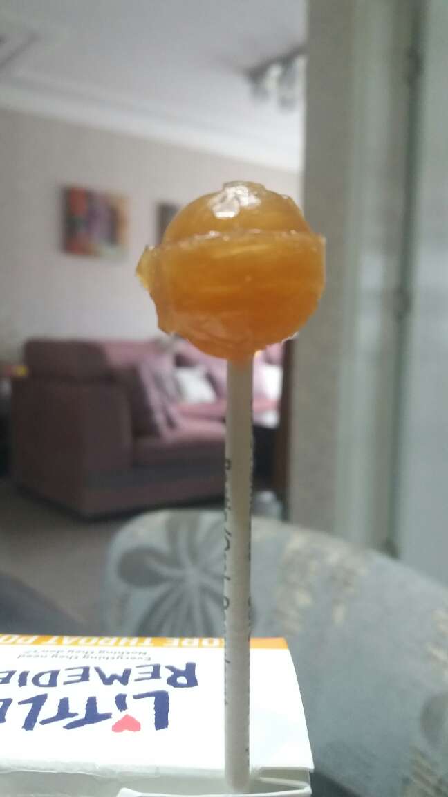 很可爱的一款棒棒糖,包装简洁环保,没有中国大陆的那种过度包装,我很喜欢。味道吃起来很像念慈菴的润喉糖,只是清凉度很温和没有那么刺激,应该是有止咳效果的;配料除了糖和蜂蜜之外也没有过多的添加剂,应该会比较安全。值得一提的是这款止咳棒棒糖里面没有药物成分,所以不是治疗咳嗽的,只是缓解咳嗽症状的,请大家注意。