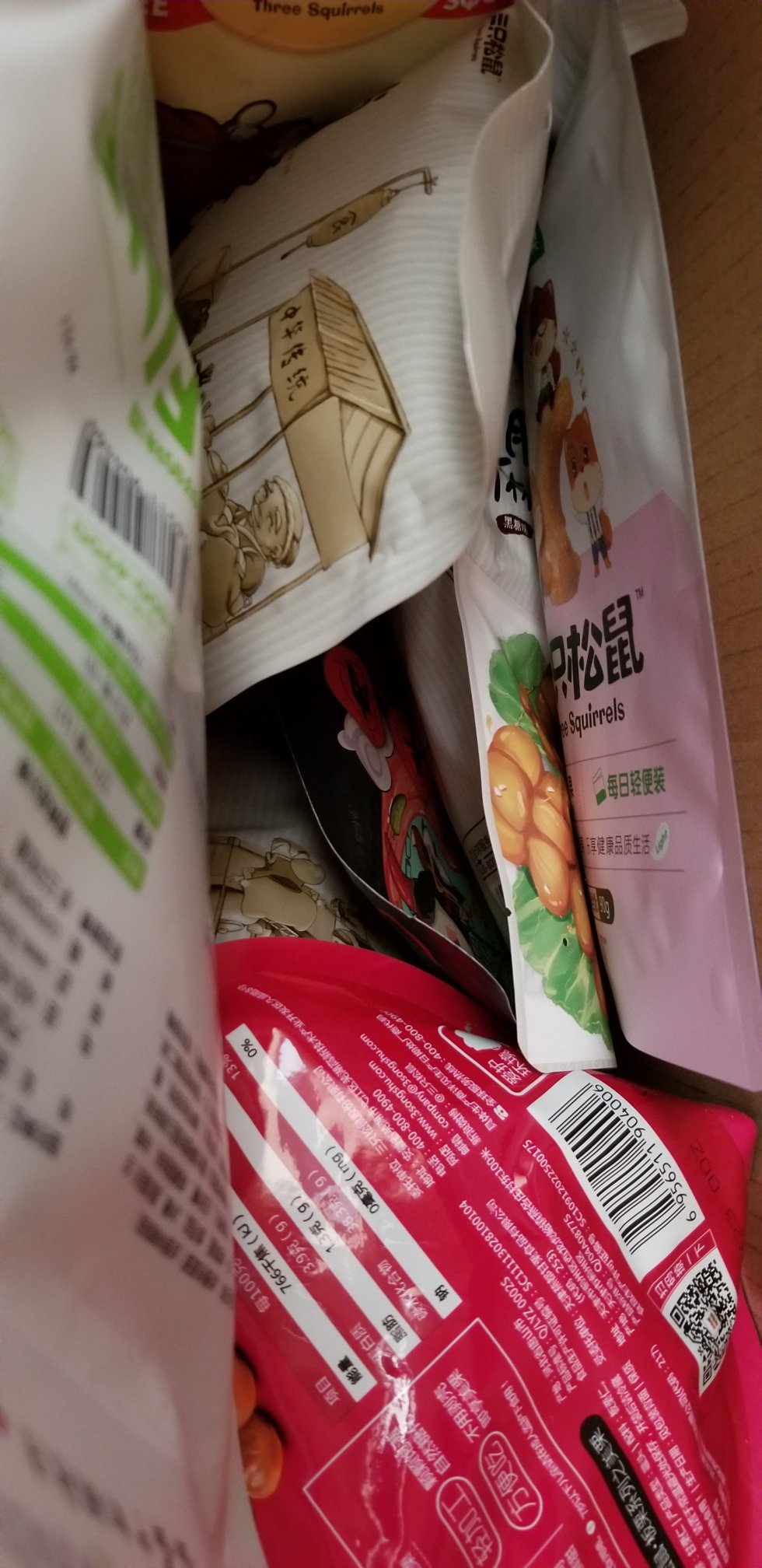 物流的速度真的是说不出来的快,三只松鼠的名头很响,借活动机会买来尝尝。