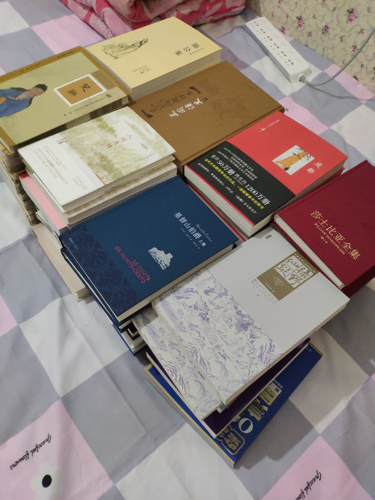 双十一买书都买疯了,就不一一拍照评价了。这书品相完好,装帧精美,印刷清晰,我很是喜欢。在上面买书,一箱一箱地买,先屯起来,然后再慢慢看,真的像有的人说的那样,买书如山倒,看书如抽丝。还是要贵在坚持。