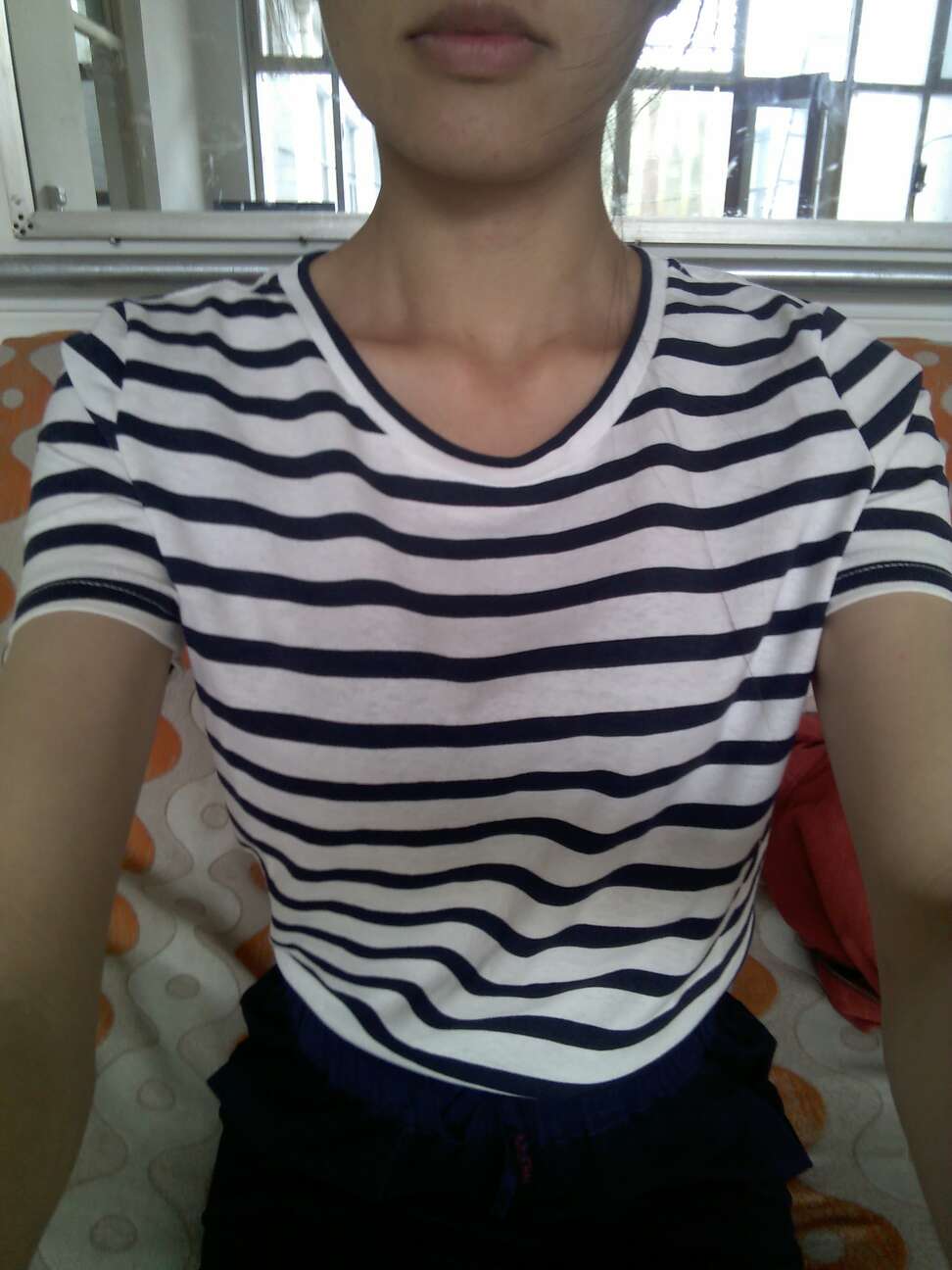 这件衣服实物白条要比图片暗很多,整体没图片亮,不过穿上效果也还可以,在茵曼家一下买了三件衣服,什么时候能给打个折呢