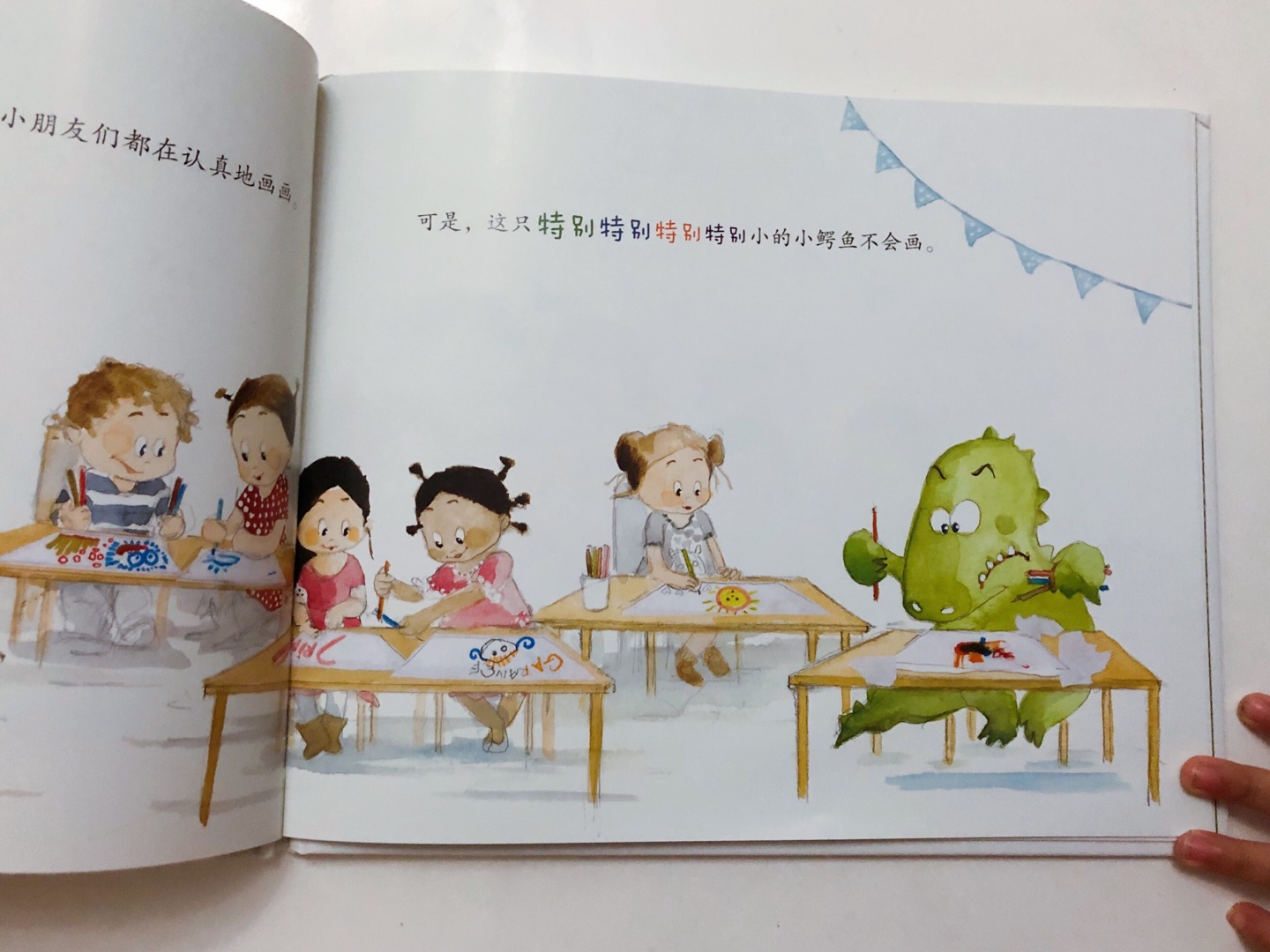 小朋友今年还没到进幼儿园的年龄,但是这个月要入托了,我开始很针对性为他购入了许多幼儿园相关绘本为之后入园做准备,帮助他在入园前先了解幼儿园一天大致的生活,为避免孩子上演“分离焦虑症”。推荐这本小鳄鱼上幼儿园。很萌萌的封面一秒就抓住了小朋友的心,每一页大幅插画加上简短的文字浅显易懂。幼儿园有玩游戏,有人教画图,有人教吃饭,有骑车,有游泳,还有很多友爱的同学们。带小朋友从心理上预先经历了一个丰富的幼儿园时光。书中反反复复一声一声的“没关系”一遍又一遍地安抚着那颗不安的小心脏,等娃到了实际场景时,因为熟悉,内心也许会安定很多,读绘本是个很好的方式,虽然并不是说能有包治百病的效果,但通过给孩子读绘本,借由故事的力量能给孩子一些帮助和引导。
