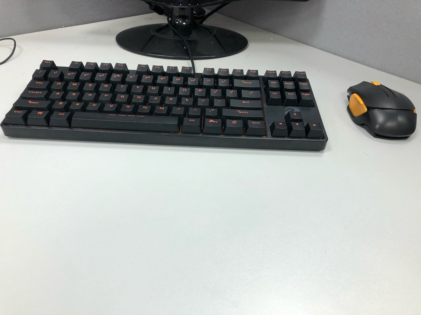 还行吧 红轴有点硬,