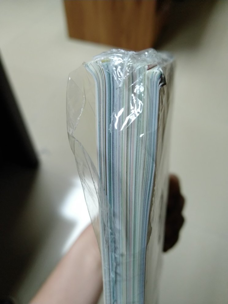 给儿子讲故事,他听得津津有味;不要跟陌生人走那本画得不错,每个细节都展现得很好,从一开始的戒备,到犹豫,挣扎和妥协,最后发现不对劲后悔,还好有老奶奶帮忙脱险;而形成鲜明对比的是遇险女孩的玩伴,自始至终保持冷静和理智,经受住了诱惑,稳扎阵地,安然无恙。这时候,与儿子穿插互动,让他更深刻理解和明白这个道理。挑食的那本,则用一种充满童真魔幻的手法去描绘,最后妈妈通过很温和的方法以及玩伴榜样的力量,循序渐进地让两个挑食的小男孩,彻底转变了行为习惯。多么棒啊!非常好的一套亲子共读绘本,满分!PS:最后一图是送给客服与快递的,对书的保护做得太差,这点与专注图书经营的**和***比起来确实差了些,望继续努力。