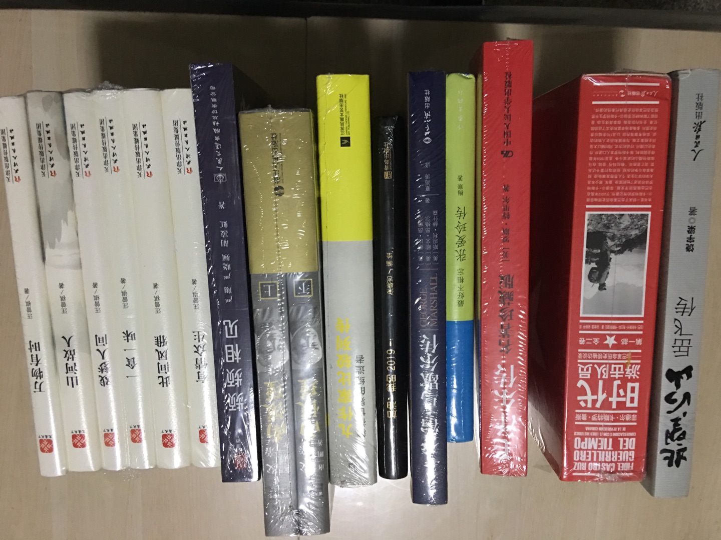 很早以前就听说过,网购容易成瘾,而且一旦成瘾,恨不得砍下自己的手,我是真心信了这话:自从喜欢上在购买自营图书以来,每年都会花费数千大洋购买各种图书,虽然看的很少,但是由于价格实惠质量可靠,关键是送货上门,忍不住啊! 以前买书只看书名,只要名字对了买了就走,经过在商城三年的购物洗礼,现在买书首先挑选出版社,外国图书则会兼顾译者,买着买着,感觉不仅为子女收藏了大批优秀的图书,而且还都是品质优良的好书!虽然花钱无数,建树不多,可是依然有一种隐隐的自豪感。哈哈哈哈……莫名其妙的开心,可能花钱必然使人快乐!!
