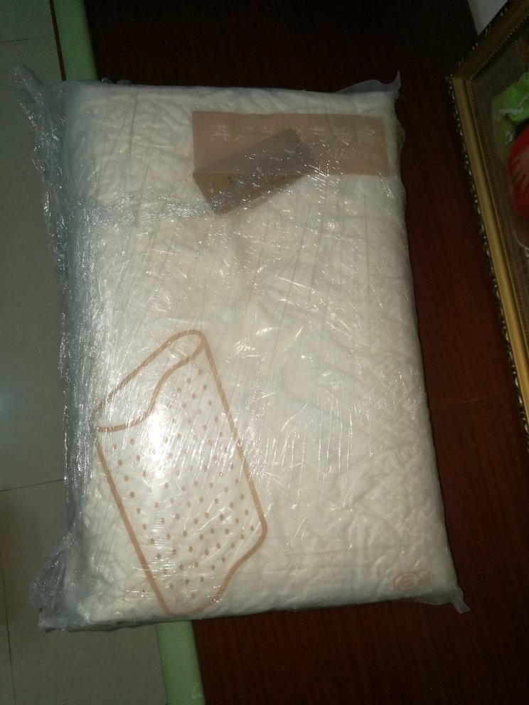 有点气味能忍受通风三天后使用一晚效果不错,柔软舒适,值!