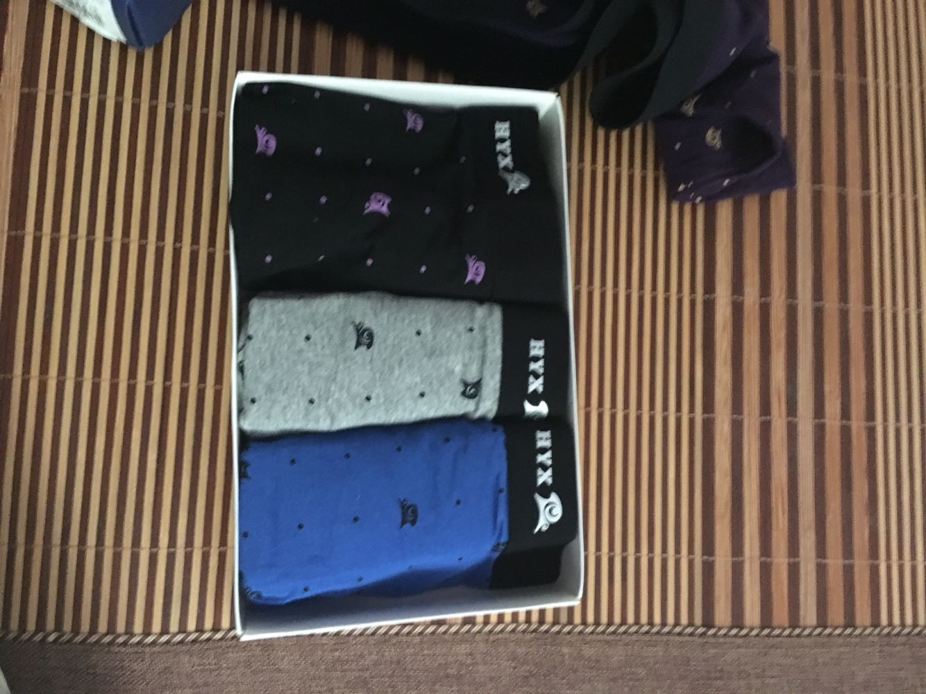 手感不错,刚洗了,还没穿!估计穿久了会卷边……