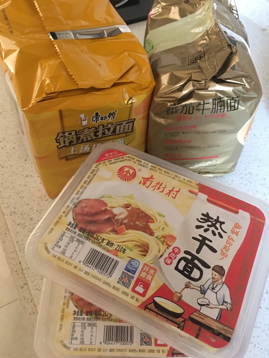 家里的方便面没有了,顺便买两盒,之前买过蛮好吃的,也方便!