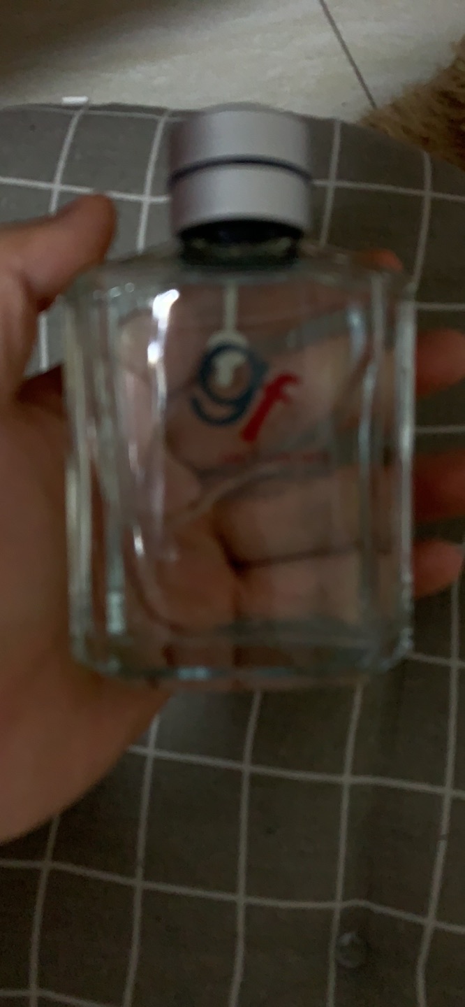 这个还好,有个浓烈的酒精味,如果不喜欢酒精的话用不了,敷在脸上的一瞬间,特别浓烈的酒精味,有点呛人