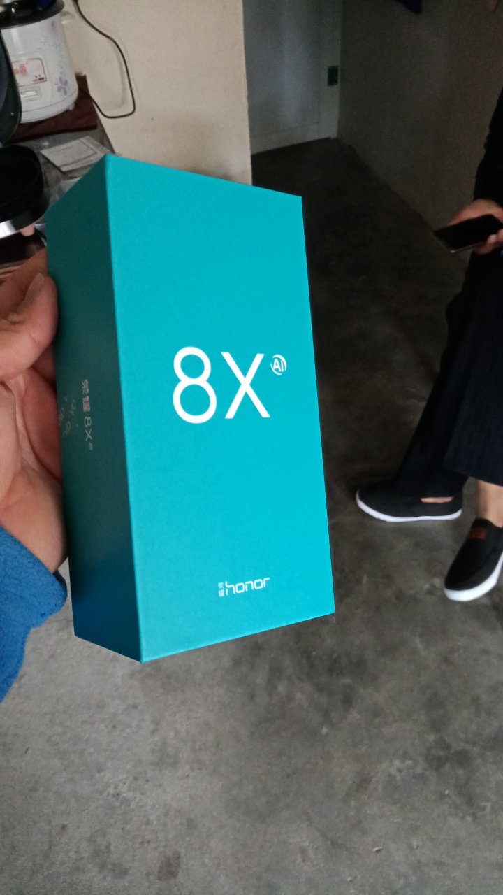 我是我们村第一个买的人,我们这里大部分人都买不起,当听说我只买这个就花了几百块多之后,整个村子都震惊了,村长跑到我家对我爸说,你孩子是不是疯了,这日子还过不过了。面对这重重压力,但我依然坚持要买,我相信我这半年的工资不会白花。终于快递小哥穿着那红色的快递制服出现了,小哥就像下达圣旨一样神圣。小哥依依不舍的把快递交到了我手里时。我对他说,只要你好好努力,不出10年你绝对也可以拥有。在快递小哥泛着泪花眼神的注视下,我颤抖着双手打开它,那一刹那,我感觉我的眼睛都要闪瞎啊!打开包裹,这颜色、纹理、这手感!偶买噶!此物只应天上有,只恨我读书少,无法用华丽的词藻来形容它。我举着他,骄傲的站在村口,我仿佛我就是我们镇的骄傲!顿时全村沸腾了,大姑娘小媳妇都拼了命的像我涌来,更有人喊,我不给他们摸他们就跳井。就连村花都红着脸要跟我回家,看着隔壁老王**的目光,才想起这是他花了一麻袋地瓜换来的老婆。吓得我挤出人群落荒而逃,赶紧收起来。