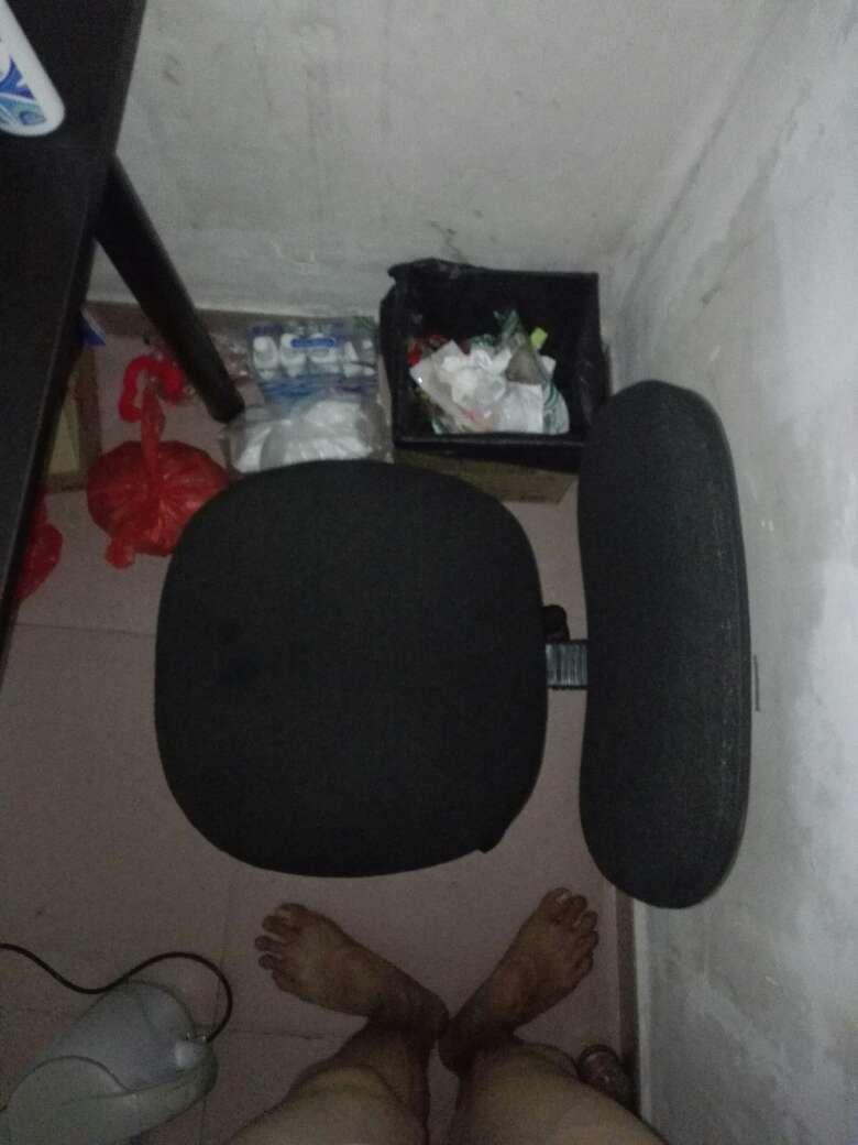 马马虎虎咯,图舒适感的就不要买了,坐了几天棉就扁了,夏天坐挺热的,偏小,不太舒服。质量是不错的,就图个高大上吧