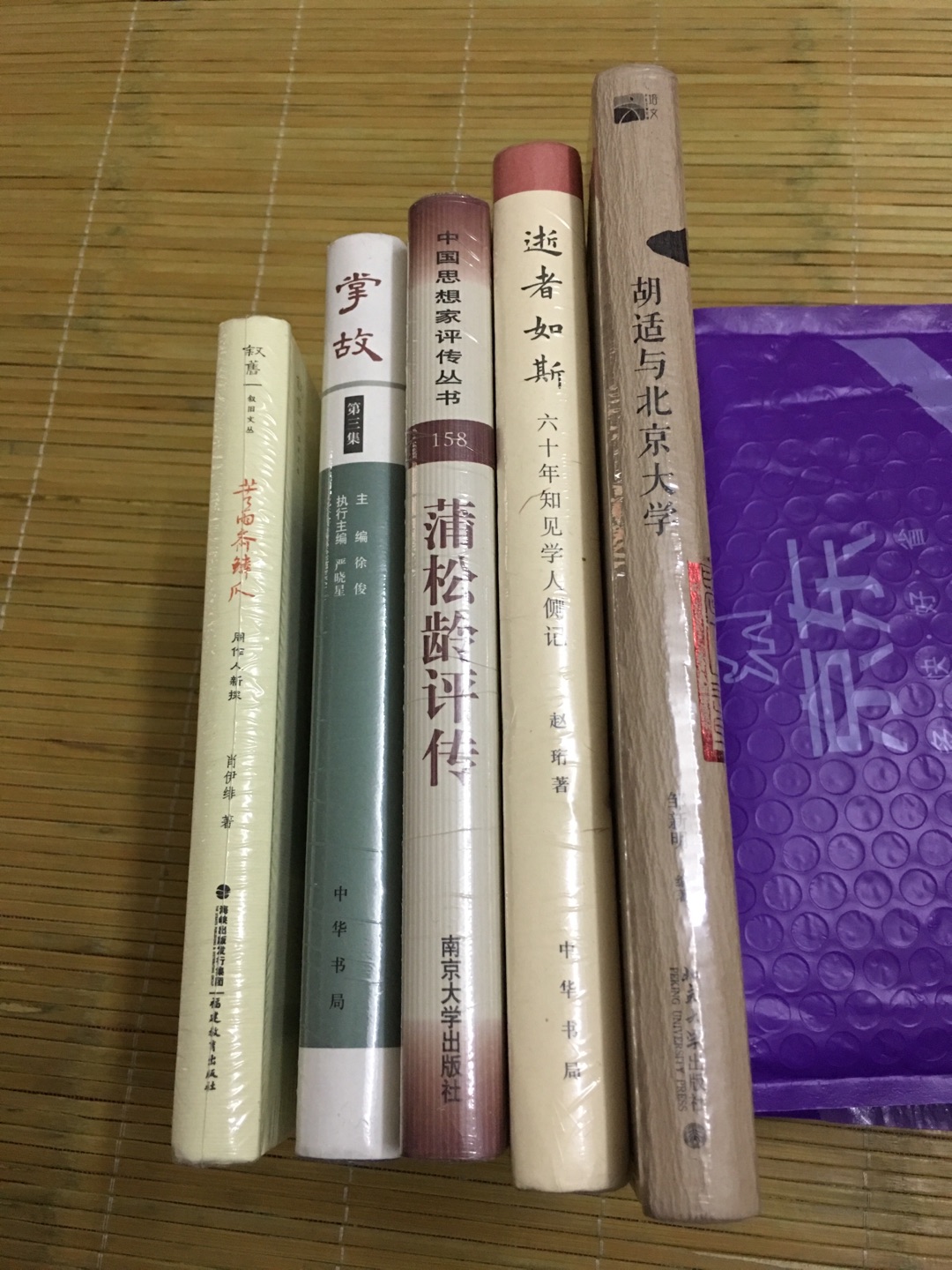 胡适一生与北大渊源深厚,曾三度任职于北大,前后长达十八年,从协助蔡元培校长锐意**的年轻北大教授,到辅佐蒋梦麟校长实现北大中兴的文学院长,再到苦心经营,维持北大学术传统于不坠的北大校长,为北京大学的学术思想的繁荣做出了重大贡献,胡适本人也在此过程中奠定了其在学术思想界的领军地位。画册拟主要介绍胡适在北大的三个时期对北大的主要贡献,在中国哲学史、新红学、古典文学、《水经注》等研究领域取得的重要学术成就,在新文化运动、整理国故等方面的深远影响,与蔡元培、陈独秀、钱玄同、刘半农、陶孟和、周作人、钱穆、傅斯年、汤用彤、郑天挺……等北大学者的交往与学术交流,对顾颉刚、邓广铭、罗尔纲等晚辈学者的提携等。此外,对胡适在其他时期的重要影响和贡献也作总体上的介绍。图片包括人物照片、手稿、藏书题记、书法作品、证书、书信等,以图片为主线,文图结合。