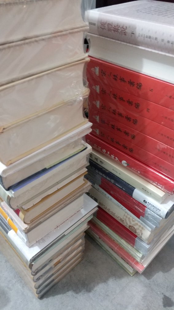 又逢双11,记得往年也都是这样,似乎都有一波又一波的疯狂。今天收到的第八、九、十、十一……批次了,欲罢不能,每满199减100相当诱人,然后守候几个整点抢券,每300-100或是每200-60颇多惊险刺激,抢着了欣喜若狂,没抢着则垂头丧气。反正收获颇丰,崭新的经典书籍,在平日里只能望而兴叹,现在却以离奇~得手,不能不说是美事,营造书山运动就此拉开。当然此举家人多不赞成,甚而极力反对,只能孤注一掷,并以最快速度做成事实了。其实在买书,没有你买不到的,只有想不到的,看上了哪一本就买哪一本,想要什么书就去找什么书,总能找到你无法忘却的,总能找到使你心动不已先买而后快的。在外的日子,有了这些书与我相伴,从来不会寂寞孤独。有时有事离开,远点就会平添些许牵挂,再久点就会放心不下,譬如回到老家。直到我又来到它们身边,亲眼看到了它们,才觉得充实了许多,踏实了许多。每本书都是一个美丽而鲜活的生命,都有真实的灵魂!