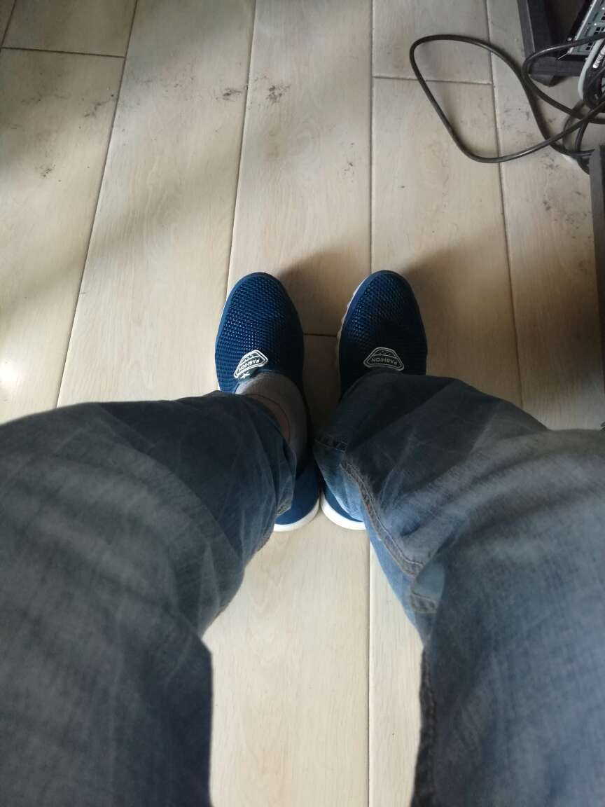 穿着还行,透气很赞,就是鞋底有点咯脚