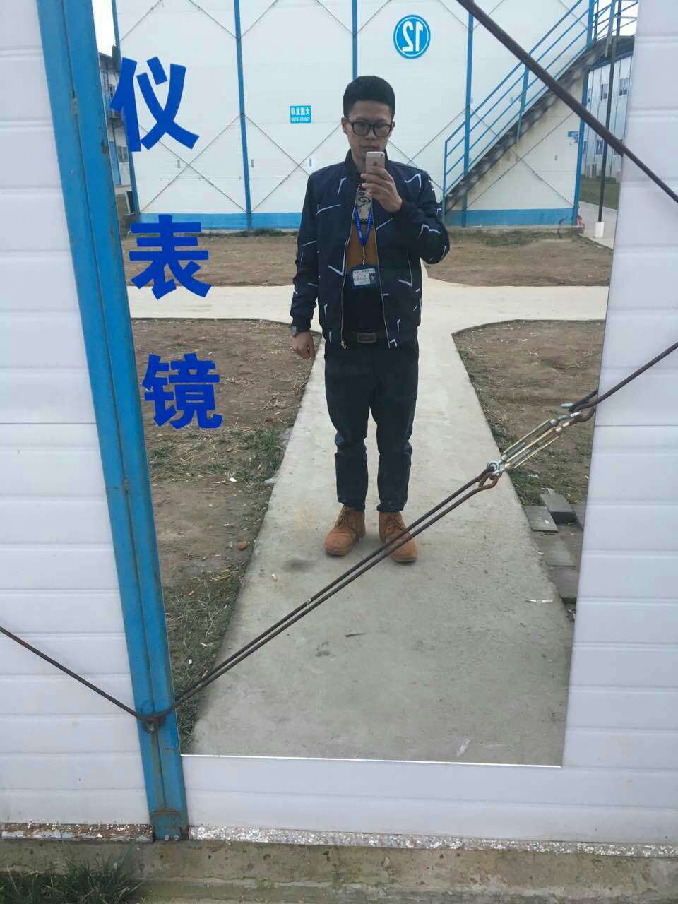 大小合适!他说挺好看的~就是衣服太多了!