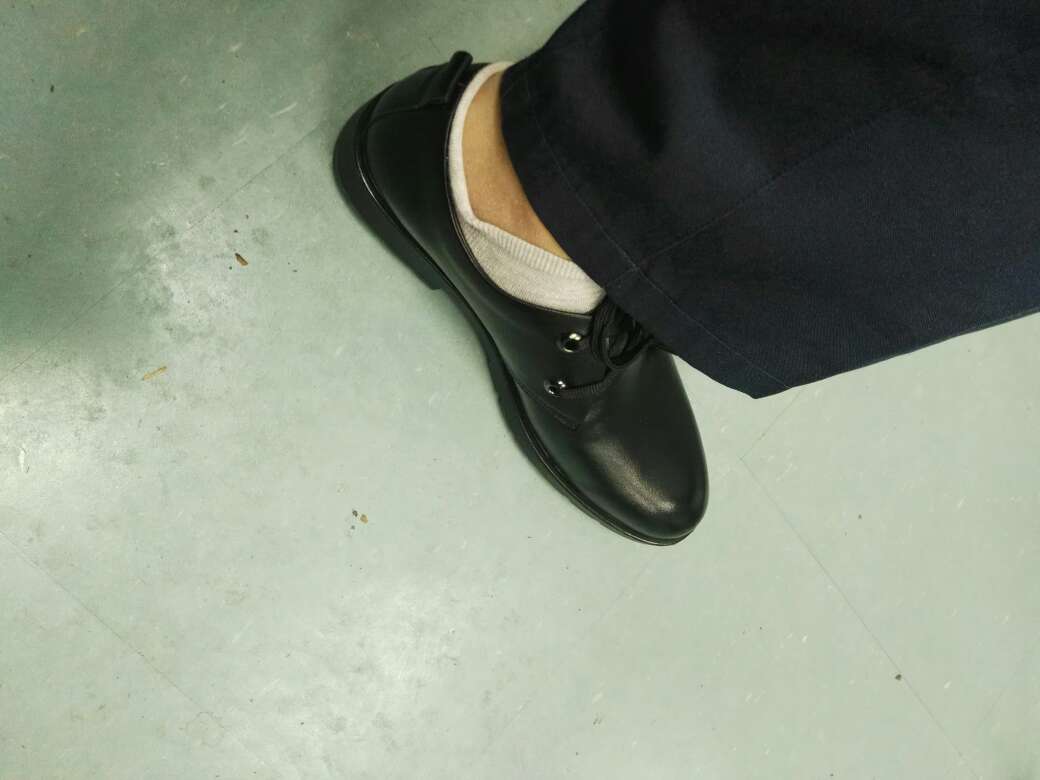 简单不简约,好打理!还好,没有别人说的夹脚!