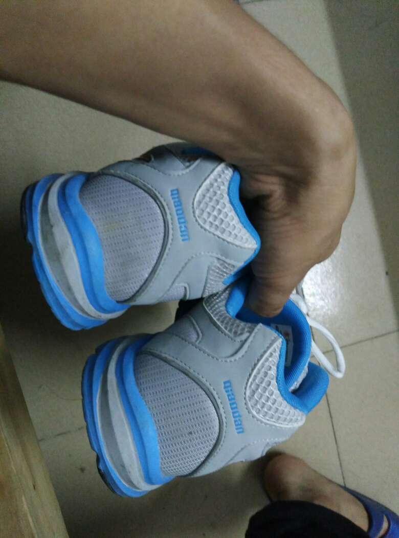 鞋子很轻,穿着很舒服,质量很好,快递超快,关键是很便宜还送了一双鞋带