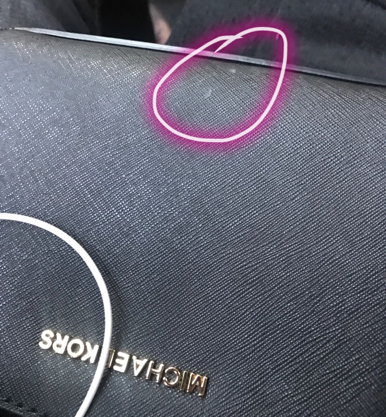 有瑕疵 正面有*胶似的东西 摘了吊牌才发现的 凑合背吧