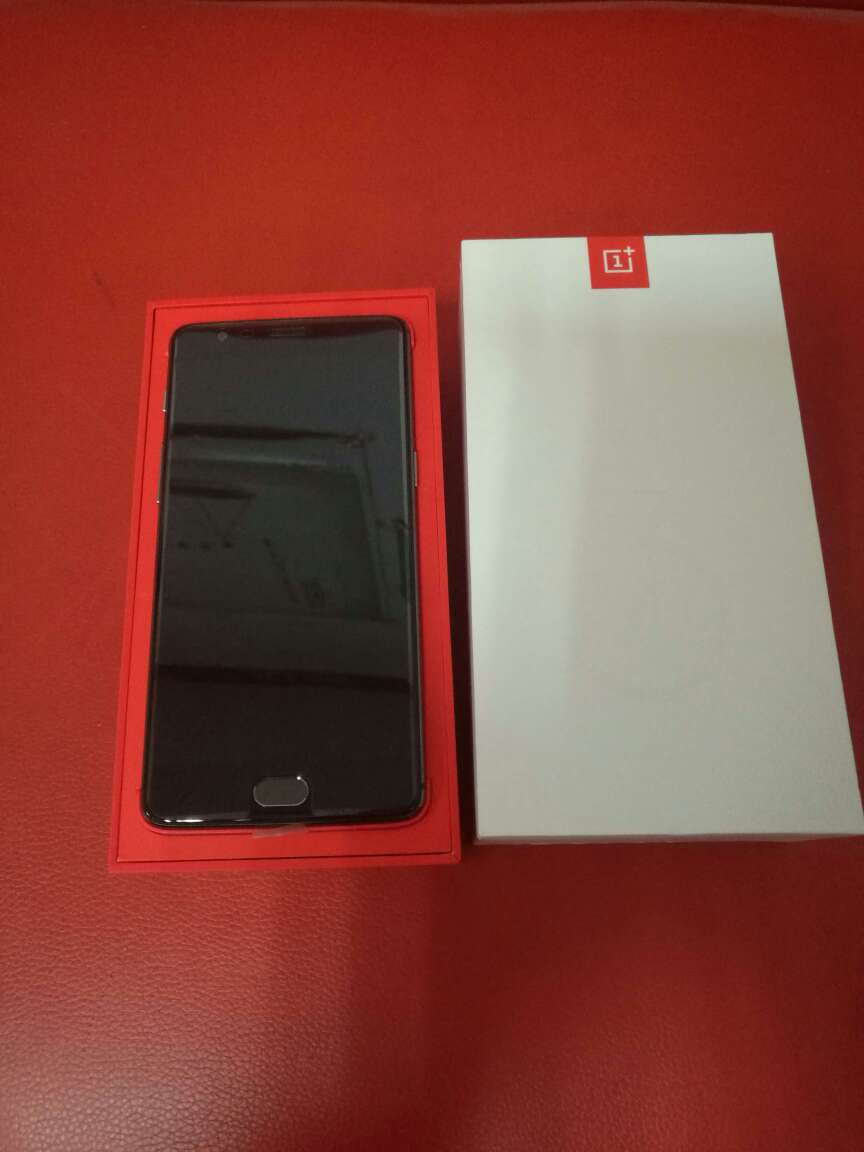 迄今为止,用过的手感最好,质感最佳,设计最任性的一款手机,没有之一。对一加设计顶礼膜拜,就是不知道哪里去买官方后壳,买个皮套还在路上,小心翼翼心疼怕摔。另外服务好到爆,最满意,一样没有之一~