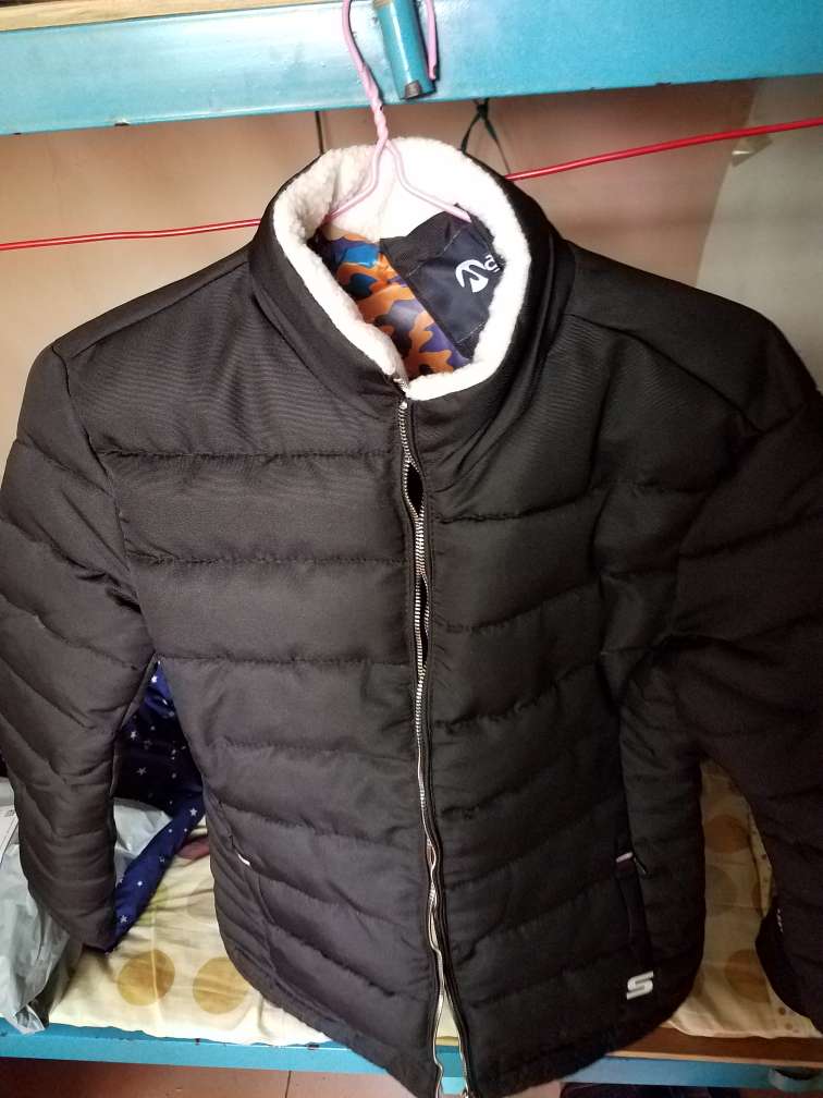衣服很好,也很合适,很暖和,非常满意。