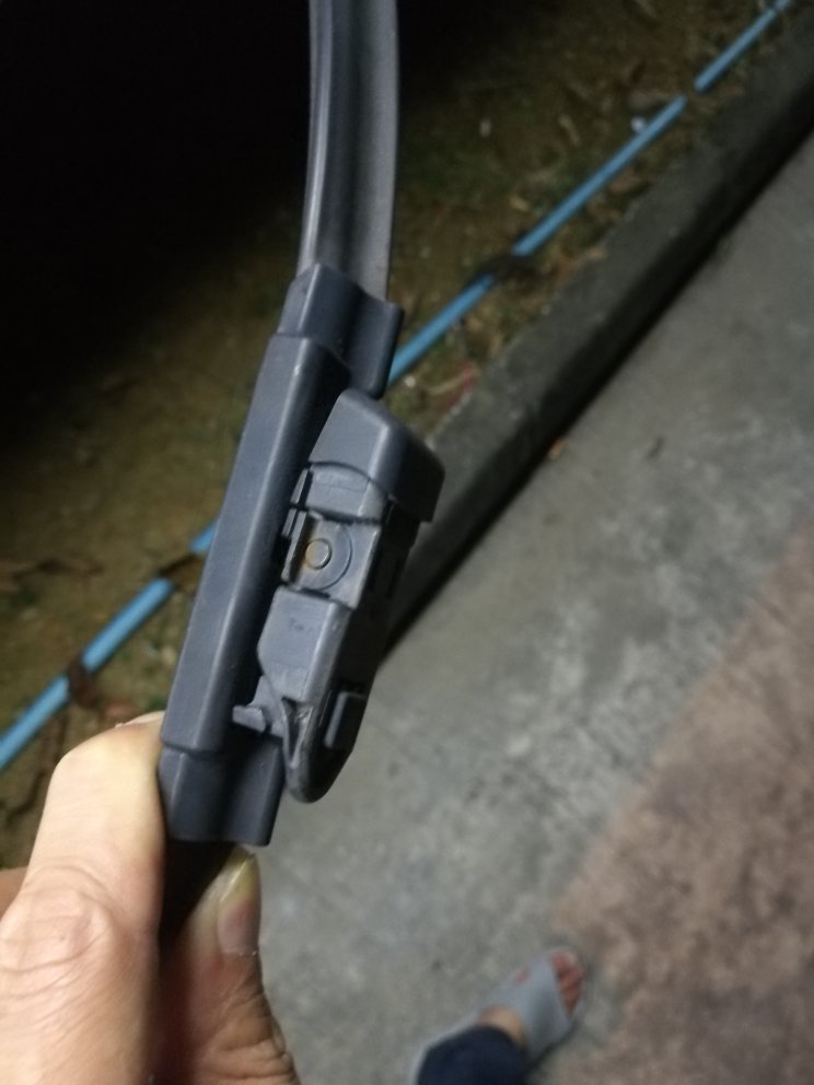研究了好久,才搞清楚接法。客服有视频,视频不详细。最后客服都建议我退货了,还好,已经装好了。我的是ds5ls,发货来的是**l,不能完全匹配原车博世雨刮,但是由于本款是用HT-2,也算是具有一定的通用性吧。先试着用用。原先我是想买一样的接口的。与预期有点不同。